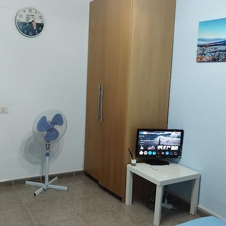 Los Cristianos Centro, Room With A Private Bathroom In Shared Apartment Arona  Esterno foto